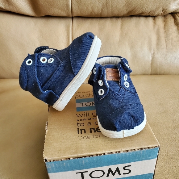 Toms baby canvas shoes. Tiny size 2. - Picture 4 of 5